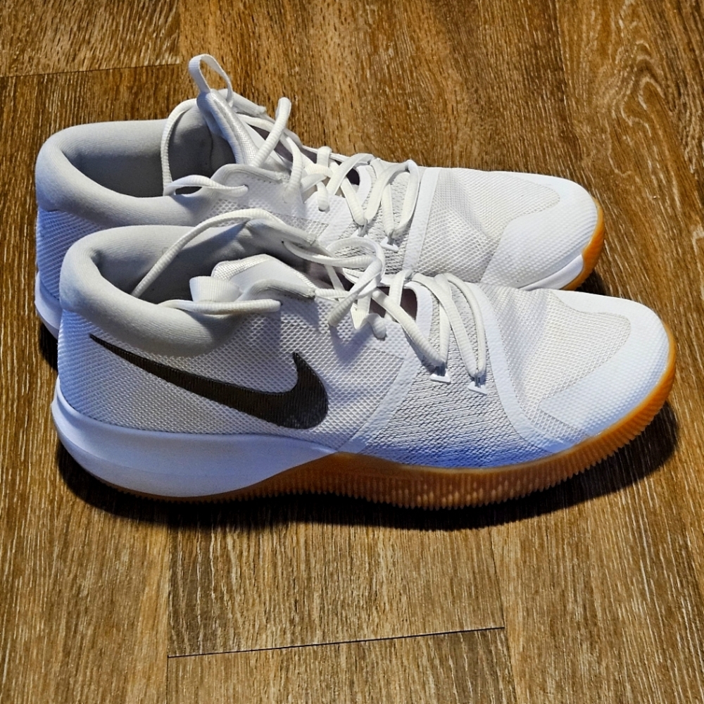 Like New Mens Nike Basketball Shoes Size 11